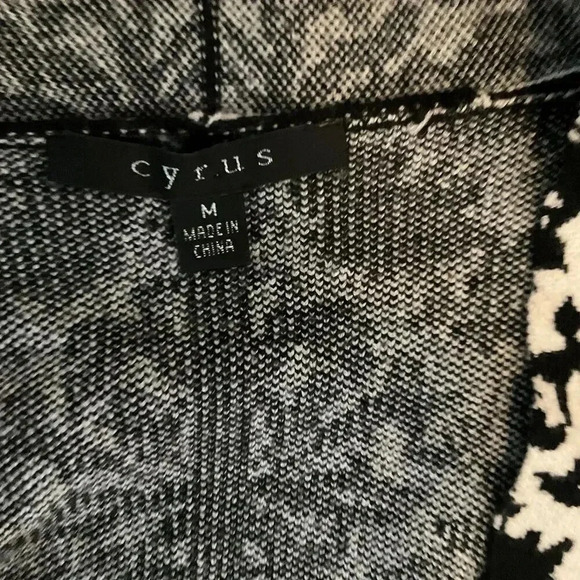 Cyrus Black And White Long Cardigan Sweater With‎ Pockets Size Medium - Picture 2 of 7